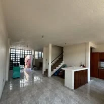 Sala y escaleras